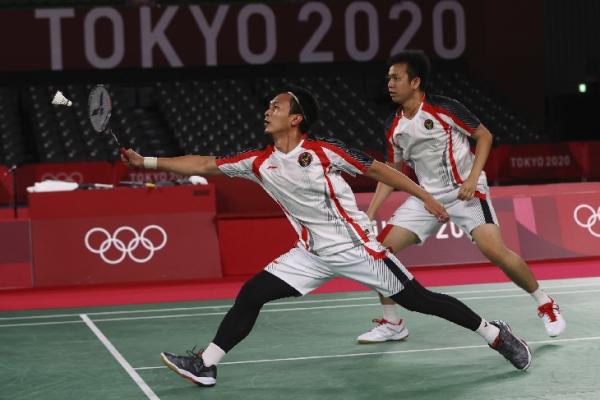 Hendra ahsan Mohammad Ahsan/Hendra Setiawan gagal melaju ke final bulu tangkis nomor ganda putra Olimpiade Tokyo 2020. The Daddies kalah dari wakil Taiwan Lee/Wang. (foto: REUTERS)