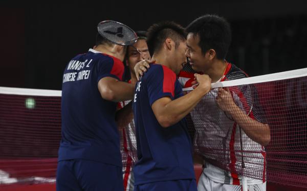 Ahsan/Hendra Tangan ganda putra Indonesia Mohammad Ahsan/Hendra Setiawan dicium wakil Taiwan Lee Yang/Wang Chi Lin usai laga semifinal Olimpiade Tokyo 2020. (Foto: Reuters)