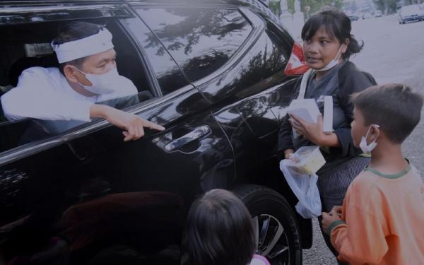 JANDA 4 ANAK DEDI MULYADI1 Anggota DPR Dedi Mulyadi berbincang dengan Cucu Nia dan dua anaknya yang ikut memulung rongsokan. (Foto: Istimewa)