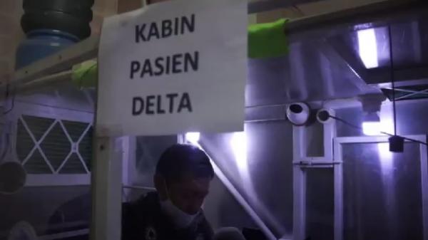 KABIN ANTIDELTA BANDUNG1 Warga mencoba kabin antivirus Corona varian Delta ciptaan Simon Sanjaya. Kabin ini ditempatkan di Pasar Andir Kota Bandung. (Foto: iNews/Ervan David)