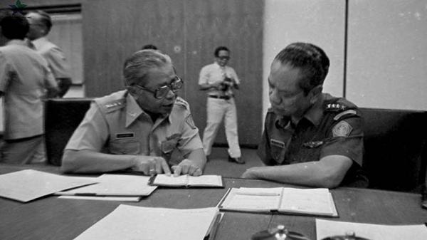 M Jusuf Perpusnas Menhankam/Pangab Jendral TNI M Jusuf (kanan) dan Pangkopkamtib Laksamana TNI R dalam sidang Kabinet terbatas bidang Polkam di Bina Graha 19 Juli 1978. (Foto: Khastara Perpusnas).