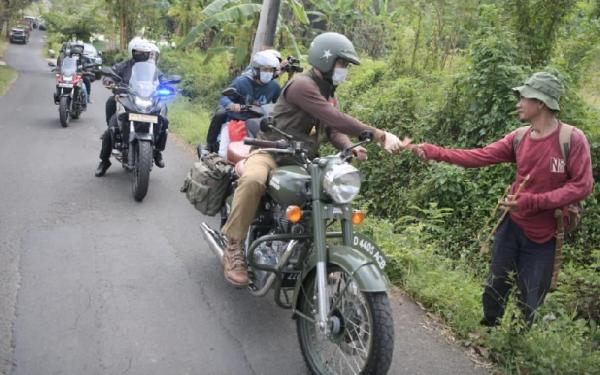RIDWAN KAMIL DAN ISTRI1 Ridwan Kamil menyapa dan membagikan sembako untuk warga. (Foto: istimewa)
