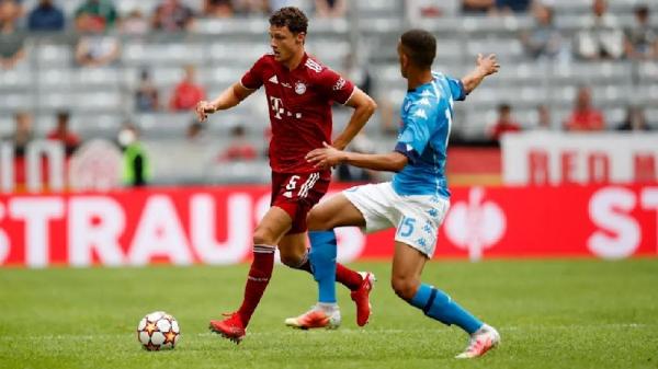 Bayern kalah lagi Bayern Munchen lagi-lagi takluk di laga uji coba pramusim 2021/2022. Bayern Munchen kalah 0-3 dari Napoli (foto: Twitter Resmi Bayern Munchen)