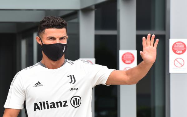 Cristiano Ronaldo menyapa fan Juventus seusai menjalani tes medis musiman di Turin pada Kamis (26/7/2021). (Foto: REUTERS/Massimo Pinca)