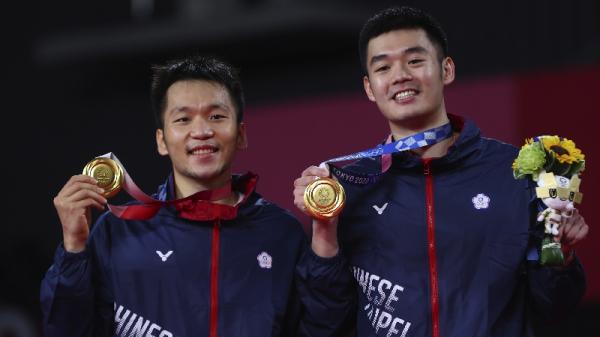 Lee/wang emas Lee Yang/Wang Chi Lin berhasil meraih medali emas bulu tangkis di Olimpiade Tokyo 2020. Lee/Wang penyumbang emas pertama bagi Taiwan di ajang bulu tangkis. (foto: REUTERS)