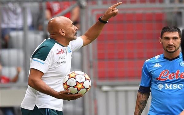Pelatih Napoli, Luciano Spalletti, sedang menginstruksikan pemainnya pada laga melawan Bayern Munchen di Stadion Allianz pada Ahad (1/8/2021).