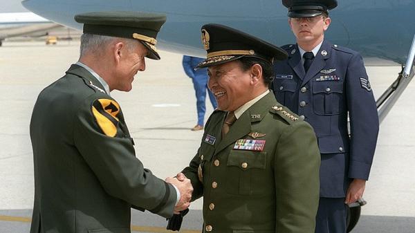 KSAD Jenderal TNI Rudini saat kunjungan kerja ke Amerika Serikat pada 1984. (Foto: Catalog Archives).