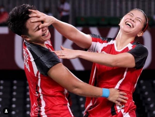 0208foto Greysia Dan Apriyani Ganda putri Indonesia, Greysia Polii dan Apriyani Rahayu berpelukan seusai prosesi penyerahan medali emas Olimpiade Tokyo 2020 di Musashino Forest Sport Plaza, Senin (2/8/2021). (Foto: REUTERS/Leonhard Foeger).