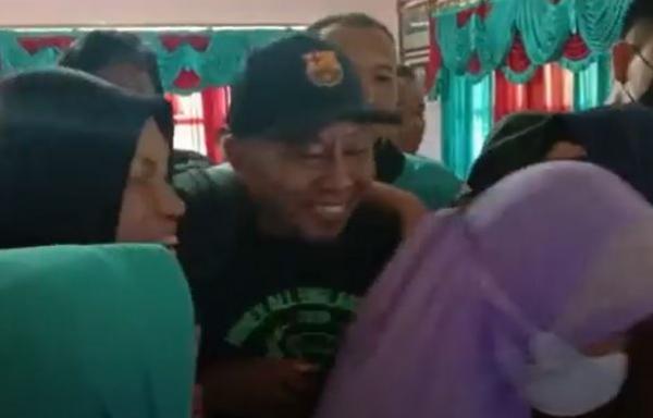 Ayah Apriyani rahayu, Amiruddin tampak dipeluk anak-anaknya setelah Apriyani-Greysia meraih medali emas Olimpiade Tokyo 2020. (Foto: MNC Portal/Febriyono Tamenk)