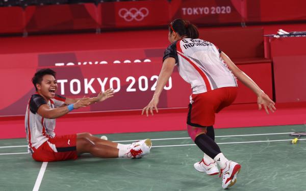 Apriyani Rahayu dan Greysia Polii tampak semringah seusai menyegel medali emas Olimpiade Tokyo 2020 di Musashino Forest Sport Plaza, Senin (2/8/2021). (Foto: REUTERS/Leonhard Foeger).