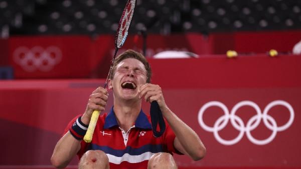 Tunggal putra Denmark, Viktor Axelsen meraih medali emas tunggal putra Olimpiade Tokyo 2020. Dia berhasil menumbangkan Chen Long di final. (foto: REUTERS)