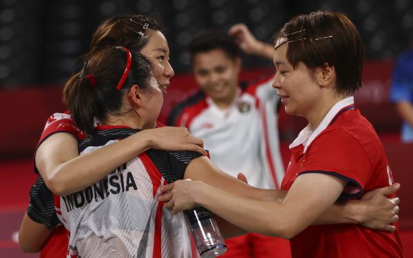 Pasangan pebulu tangkis China, Chen Qingchen dan Jia Yifan, memberi selamat pada wakil Indonesia, Greysia Polii, seusai melakoni final Olimpiade Tokyo 2020 di Musashino FSP, Senin (2/8/2021). (Foto: REUTERS/Leonhard Foeger)
