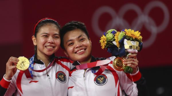 Ganda putri Indonesia Greysia Polii/Apriyani Rahayu meraih medali emas cabang bulu tangkis Olimpiade Tokyo 2020. (foto: REUTERS)