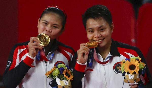 Greysia/Apriyani 8 Greysia Polii/Apriyani Rahayu meraih medali emas Olimpiade Tokyo 2020. (Foto: Reuters)