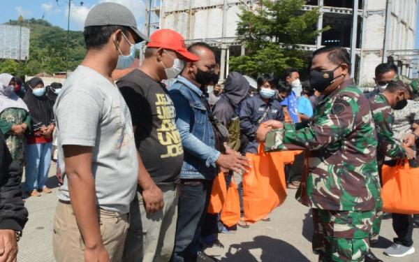 Pangdam III/Siliwangi Mayjen TNI Nugroho Budi Wiryanto membagikan paket sembako untuk pedagang dan tukang ojek di Tugu Bundaran Binokasih, Sumedang. (Foto: Pendam Siliwangi)