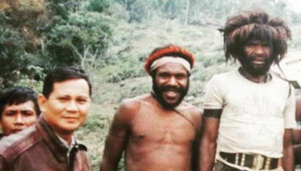 Danjen Kopassus Brigjen TNI Prabowo Subianto di Papua saat Operasi Mapenduma pada 1996. Prabowo dengan pangkat terakhir letjen TNI (Purn) kini menjabat menteri pertahanan. (Foto: Instagram/Prabowo Subianto).