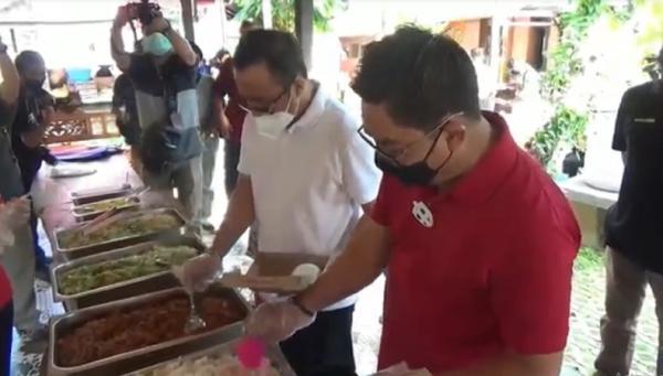 Pemkot Denpasar membuka dapur umum di Jalan Kaliasem untuk warga terdampak PPKM Level 4. (Foto: iNews/Indira Arri)