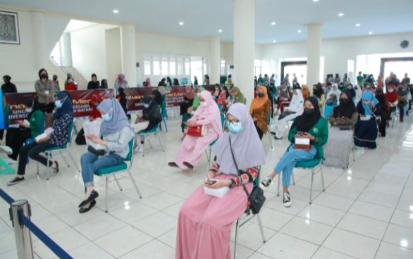 Ratusan mahasisi UMM antre mengikuti vaksinasi Covid-19 yang digelar Polda NTB. (Foto: Dok.Humas Polda NTB)