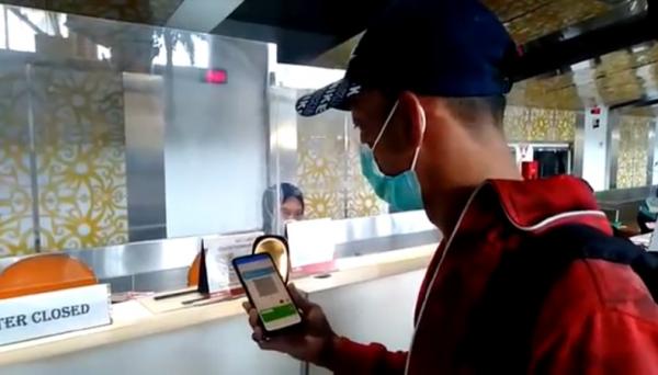 Bandara Supadio Penumpang Penumpang di Bandara Supadio melakukan pemeriksaan digital dokumen kesehatan. (Foto: iNews/Faisal Abubakar)