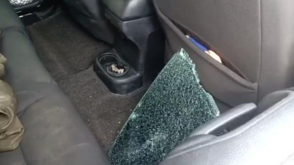 Pecah kaca mobil Mobil Jeep Rubicon di Bandarlampung yang kacanya dipecah oleh pelaku (Andres Afandi/MNC Portal Indonesia)