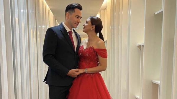 Artis Pria Tampan yang Menikah dengan Wanita Lebih Tua. (foto: Instagram)