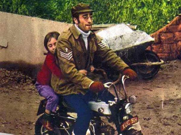 John Lennon mengendarai Honda Monkey