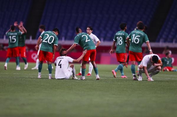 Jepang kalah Pemain Jepang terpukul usai kalah 1-3 atas Meksiko dalam perebutan medali perunggu Olimpiade Tokyo 2020, Jumat (6/7/2021). (Foto: REUTERS).