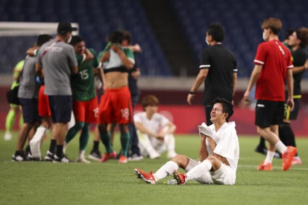 Kubo nangis Takefusa Kubo menangis di lapangan usai Jepang kalah 1-3 atas Meksiko dalam perebutan medali perunggu Olimpiade Tokyo 2020, Jumat (6/8/2021). (foto: REUTERS).