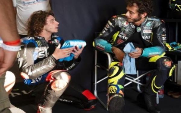 Marco Bezzecchi dan Valentino Rossi Dua pembalap MotoGP asal Italia, Marco Bezzecchi dan Valentino Rossi. (Foto: Instagram/@marcobez72)