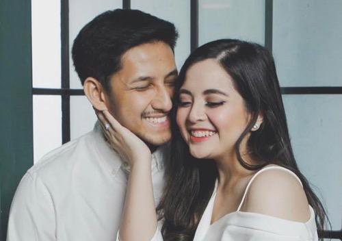 Tasya 12 Tasya dan sang suami kompak pakai baju bernuansa putih.
