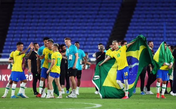 Brasil menang emas Brasil U23 berhasil mempertahankan medali emas Olimpiade cabang sepak bola usai mengalahkan Spanyol U23 di final. Tim Samba Muda menang tipis 2-1 atas Spanyol. (foto: REUTERS).