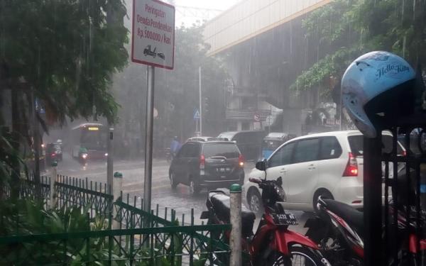 Hujan Hujan disertai angin. (Foto: Dok iNews)