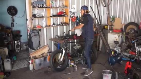 Rixy Julian, modifikator kendaraan listrik tengah bekerja di bengkelnya. (Foto: iNews/Ervan David)