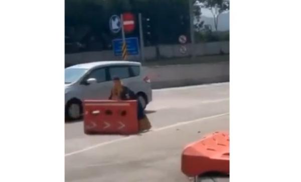 Tangkapan layar emak-emak membongkar pembatas jalan di Tol Soroja, Kabupaten Bandung, Sabtu (7/8/2021).
