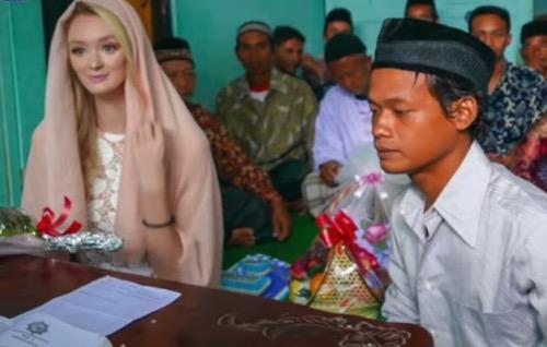 Nur Hamid Nur Hamid bersama istrinya. (Foto: YouTube)
