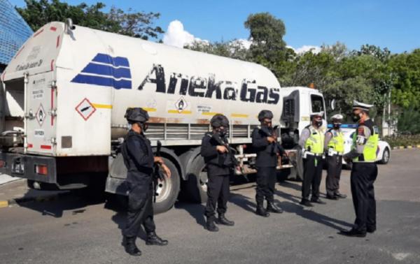 Oksigen Bali Personel Brimob Polda Bali mengawal distribusi oksigen medis ke rumah sakit rujukan Covid-19. (Foto: Polda Bali)