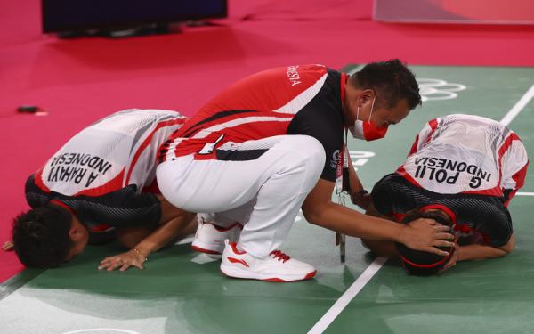 Pelatih bulu tangkis Indonesia Eng Hian turut larut dalam euforia kemenangan ganda putri Apriyani Rahayu/Greysia Polii saat meraih emas dalam Olimpiade Tokyo 2020 di Musashino FSP, Senin (2/8/2021). (Foto: REUTERS/Leonhard Foeger)