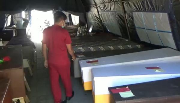 Jenazah RSUD Wangaya RSUD Wangaya mendirikan tenda darurat akibat penumpukan jenazah. (Foto: iNews/Indira Arri)