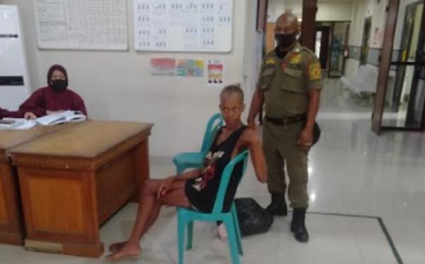 Mama Muda Tanzania2 Pius Glory, warga negara Tanzania diamankan Satpol PP karena mengamuk di Ubud. (Foto: Ist)