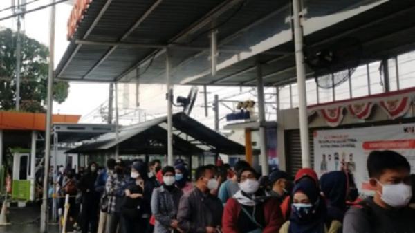 Stasiun Depok Twitter Kai Antrean calon penumpang KRL di Stasiun Depok menunggu giliran menuju peron, Selasa (10/8/2021). (Foto: KAI Commuter).