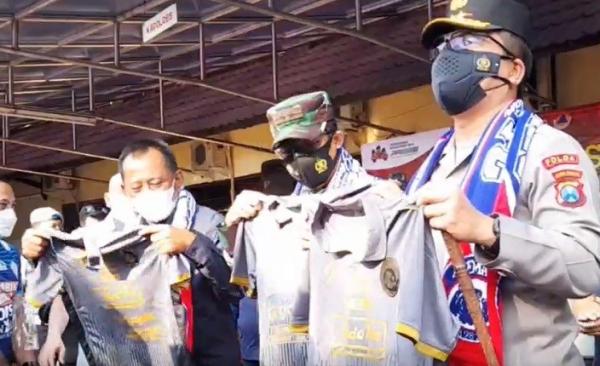 11 Kapolda Jatim Arema Kapolda Jatim Irjen Pol Nico Afinta mendapat jersey kehormatan saat menyambangivaksinasi Merdeka Semeru yang diikuti seratusan Aremania memeringati Ulang Tahun Arema FC di Mapolres Kota Malang, Rabu (11/8/2021). (Foto: MNC Portal/Deni Irwansyah)