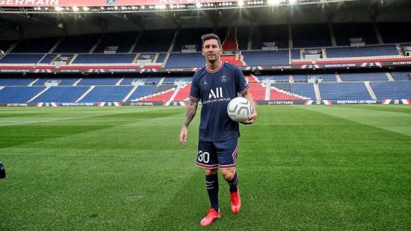 11 Psg Lionel Messi 1 Lionel Messi meninggalkan Barcelona dan pilih melanjutkan karier di Paris Saint-Germain (PSG). Dua sahabatnya yaitu Xavi Hernandez dan Andres Iniesta patah hati (Foto: AS)