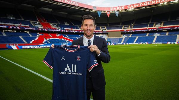 11 Psg Lionel Messi 6 Lionel Messi meninggalkan Barcelona dan pilih melanjutkan karier di Paris Saint-Germain (PSG). Dua sahabatnya yaitu Xavi Hernandez dan Andres Iniesta patah hati (Foto: AS)
