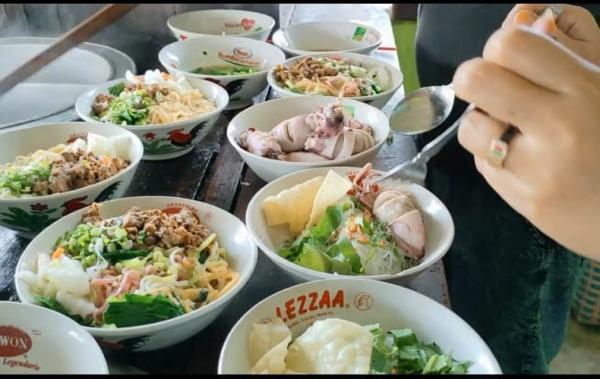 Bakso cumi yang disajikan di Kedai Fanky Mi Pelangi di jembatan Banyudono, Kabupaten Boyolali. (iNews/Tata Rahmanta)