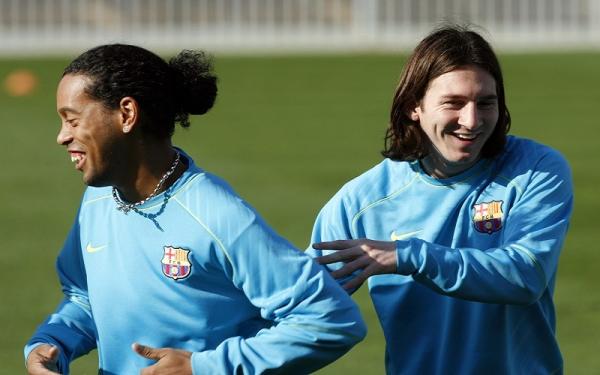 Ronaldinho dan Messi saat bersama di Barcelona. (Foto: Ist)