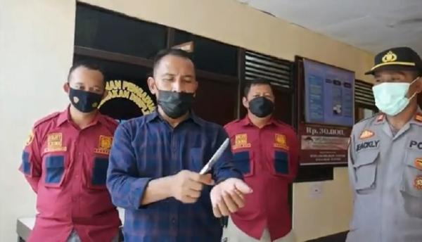 ODGJ Pontianak2 Polisi mengamankan ODGJ dan pisau yang dibawa untuk menakuti warga. (Foto: iNews/Uun Yuniar)