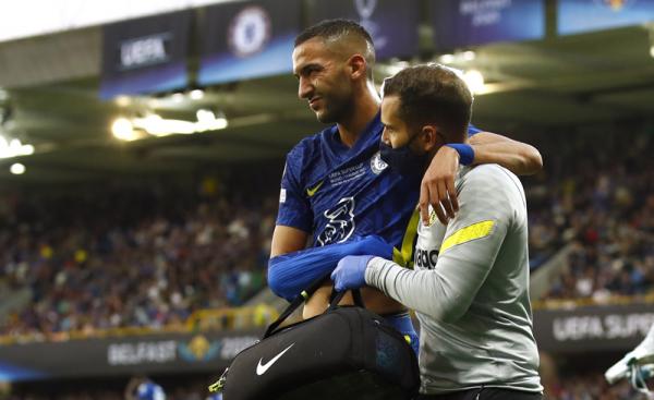 Chelsea juara Piala Super Eropa 2021 usai menang 6-5 atas Villarreal via adu penalti. Sayangnya kesuksesan tersebut harus dibayar dengan cederanya Hakim Ziyech (Foto: Reuters/Jason Cairnduff)