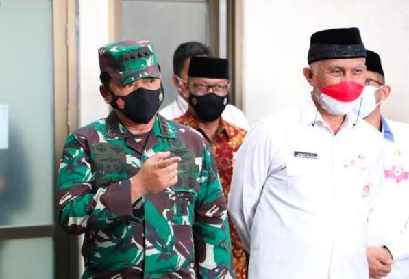 Panglima TNI Marsekal Hadi Tjahjanto bersama Gubernur Sumbar Mahyeldi meninjau aplikasi pelacakan Covid-19. (Foto: Puspenad)