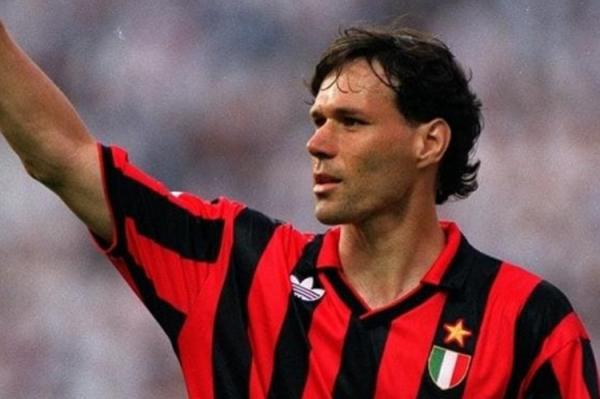 Marco van Basten ikut meramaikan perdebatan siapa lebih hebat antara Lionel Messi dan Cristiano Ronaldo. Ini jawaban legenda AC Milan. (Foto: UEFA)