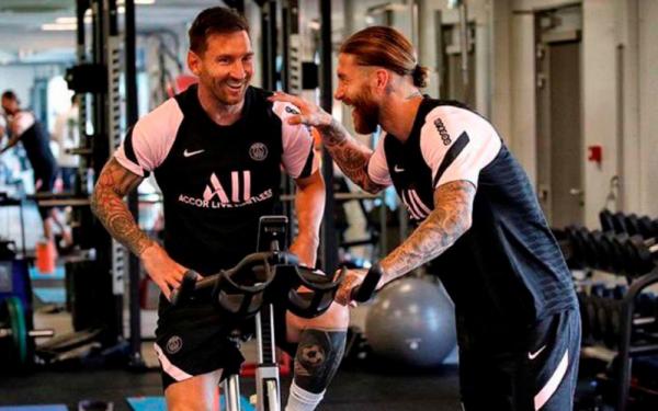 Messi Ramos Sergio Ramos dan Lionel Messi jadi rekan setim di PSG. (Foto: PSG)